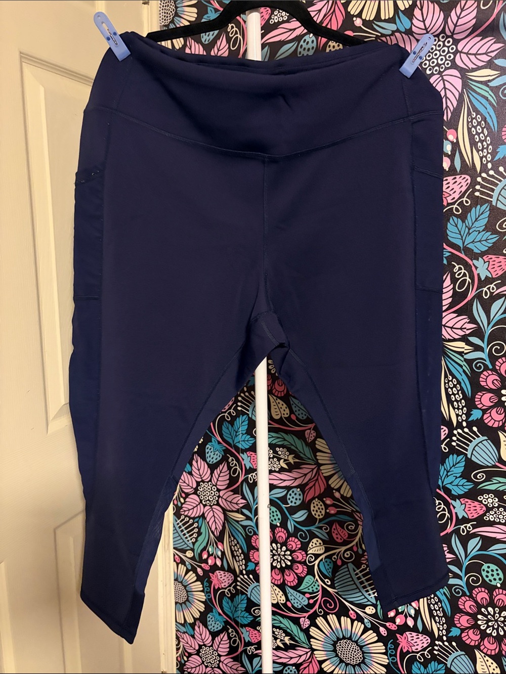 Navy Capri Leggings with Side Pocket - Active Comfort